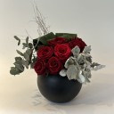 Siyah Cam Vazoda Kırmızı Güller