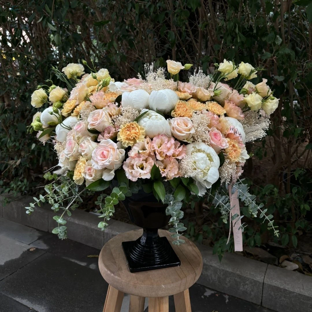 Siyah Ayaklı Vazoda Çiçekler