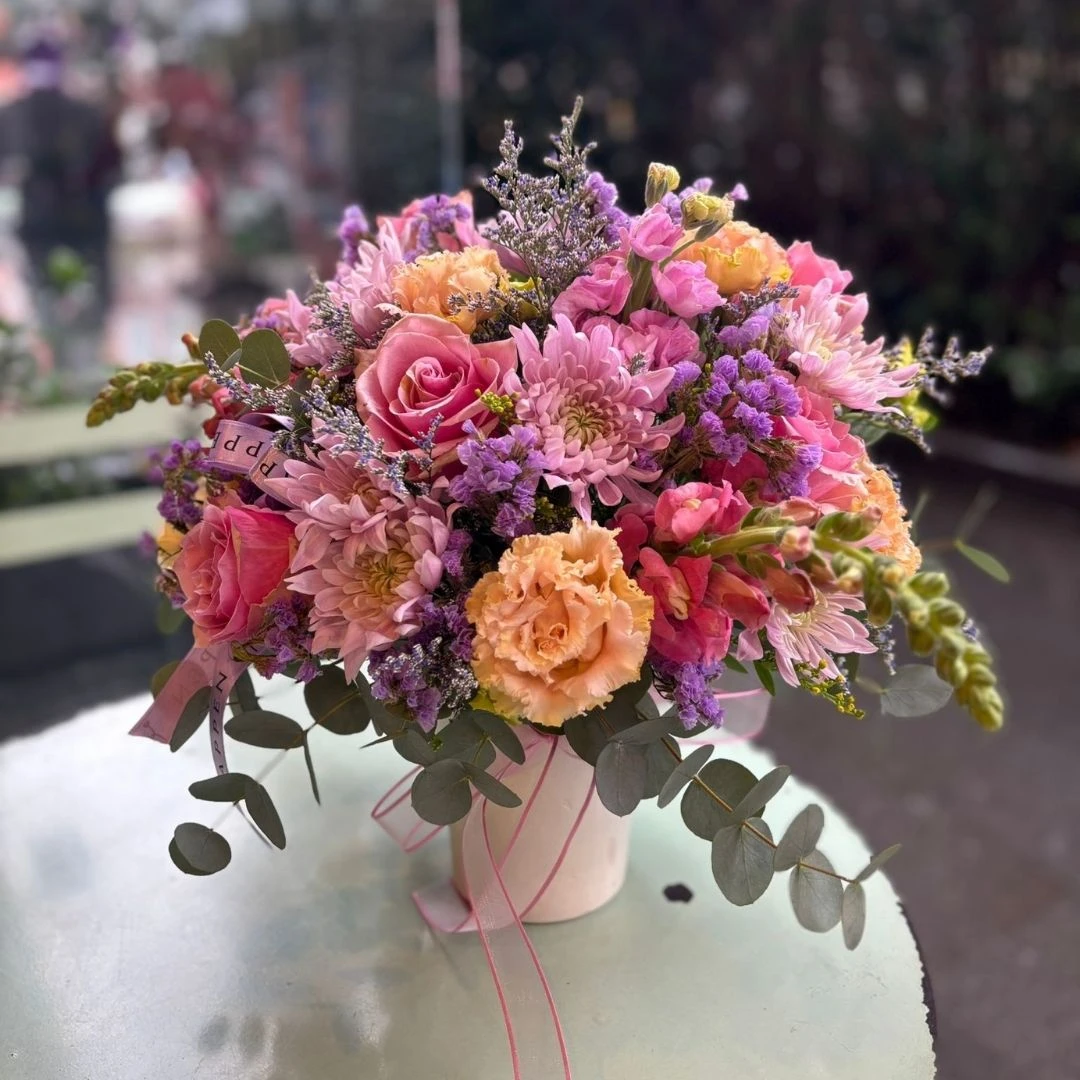 Beyaz Vazoda Bahar Çiçekleri