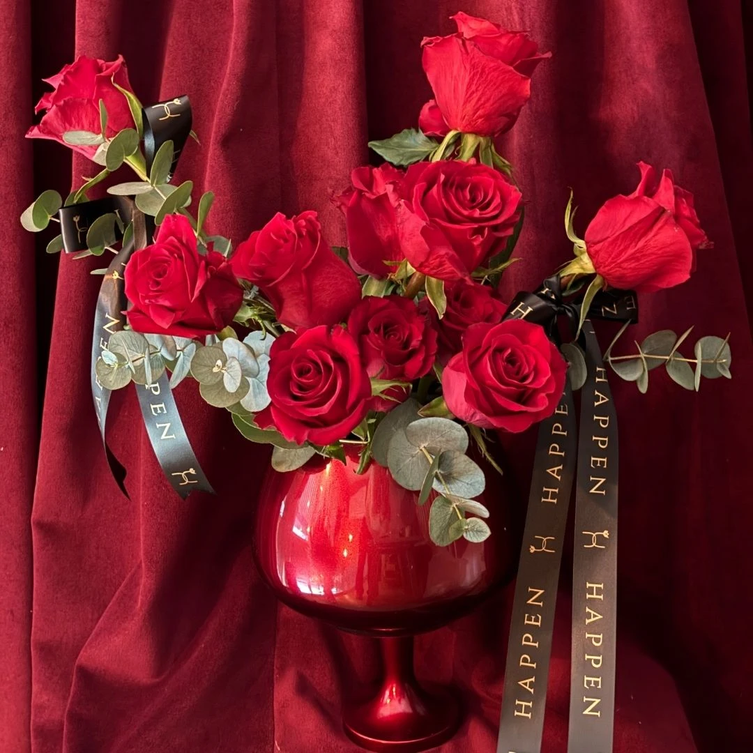 Ayaklı Cam Vazoda Kırmızı Güller