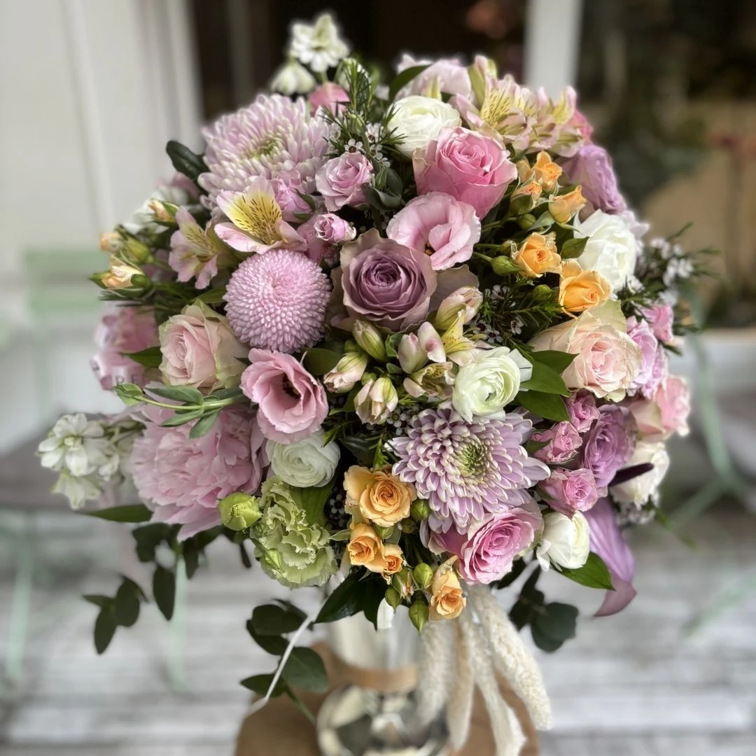 Ayaklı Vazoda Çiçekler