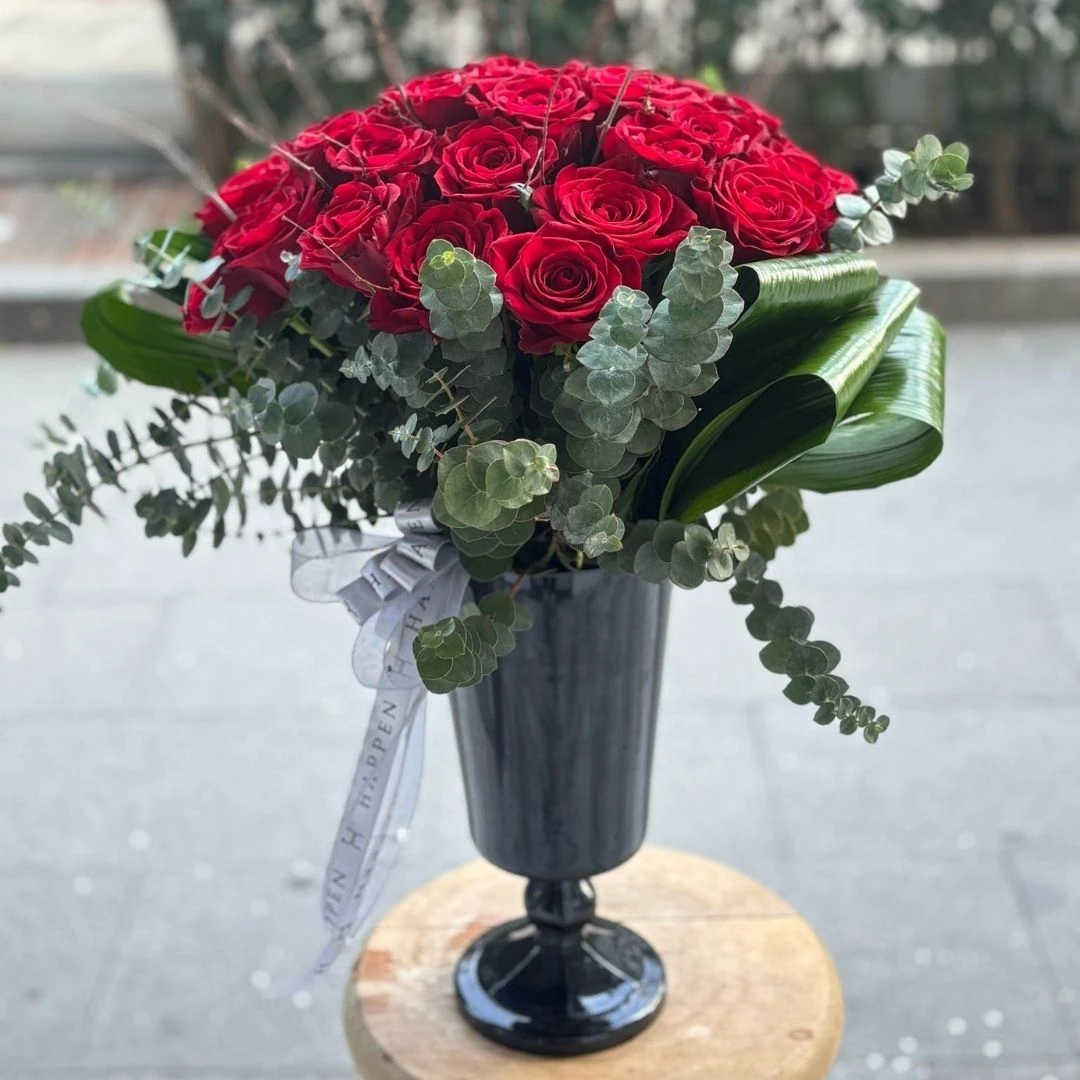 Ayaklı Vazoda Kırmızı Güller