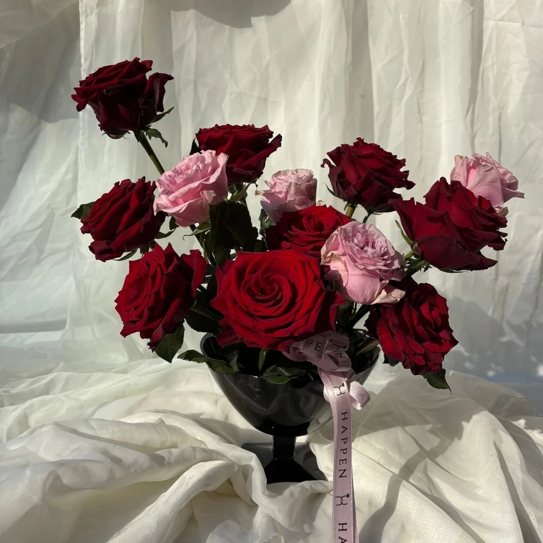 Ayaklı Vazoda Kırmızı ve Pembe Güller