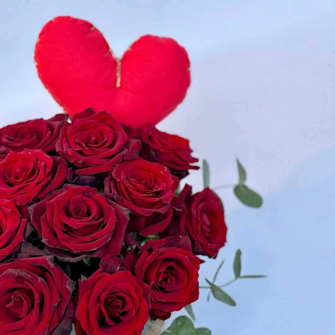 Küçük Boy Sepette Kırmızı Güller