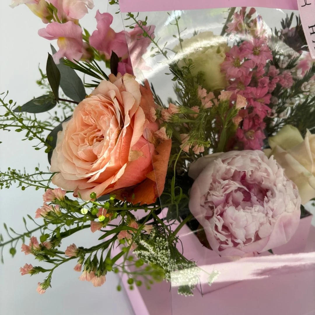 Kutuda Anneme Çiçekler