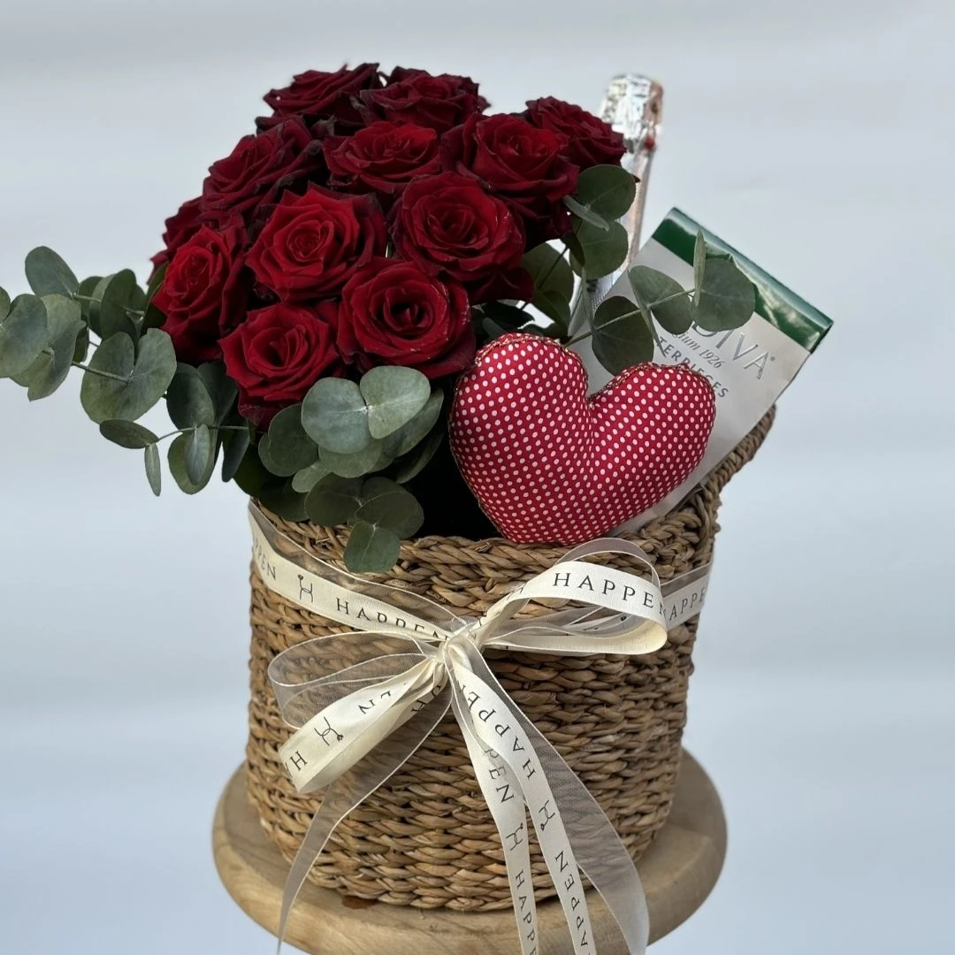 Sepette Kırmızı Güller ve Şampanya